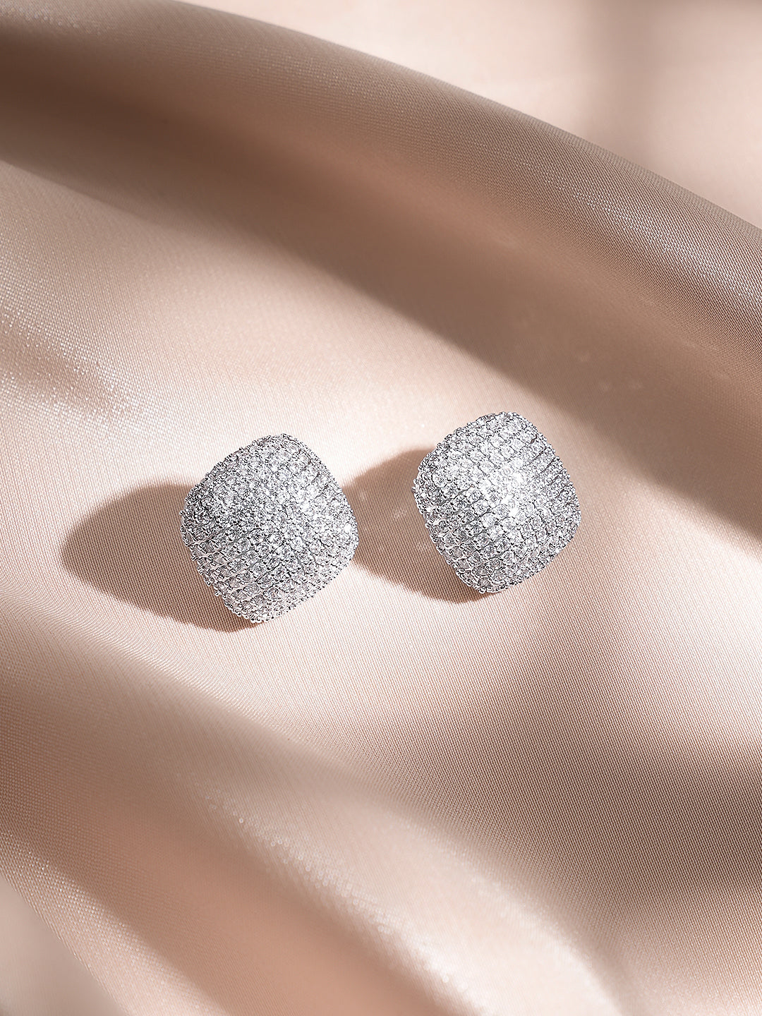 【Rubans】 Rhodium-Plated Cushion Stud Earrings with Crystal Zirconia Detailing｜ロジウムメッキ クッション スタッドイヤリング クリスタルジルコニア