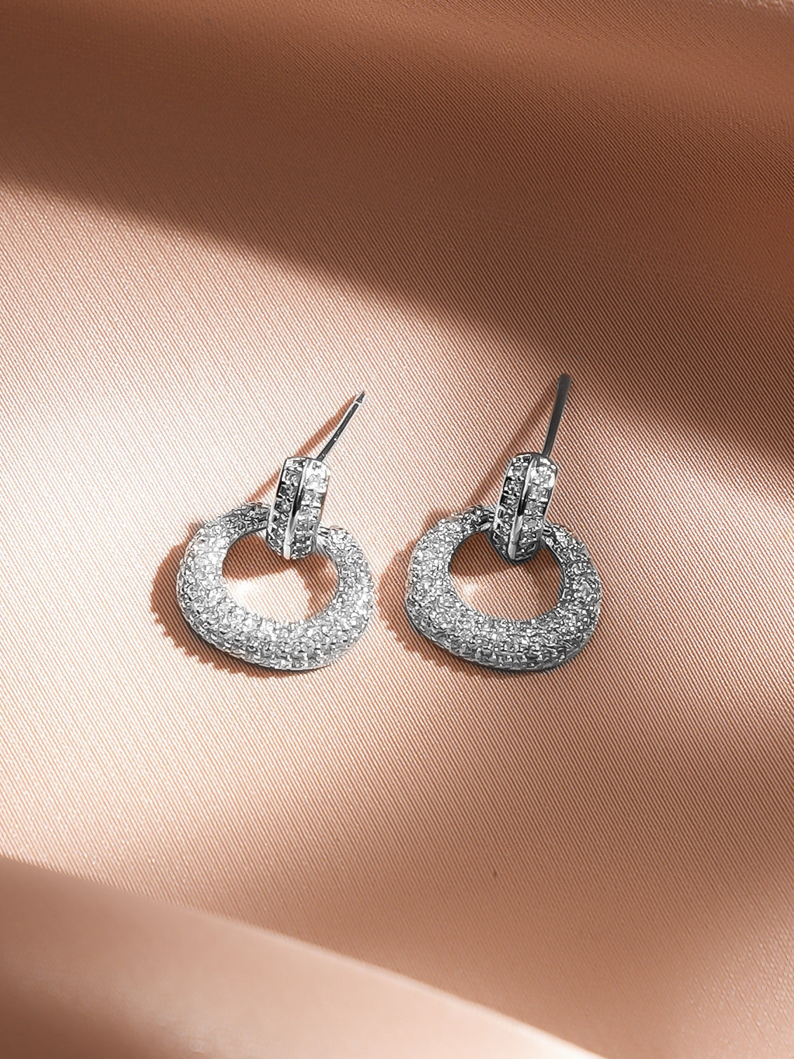 Rubans Rhodium-Plated White Crystal AD Textured Circular Loop Stud Earrings フリーサイズ