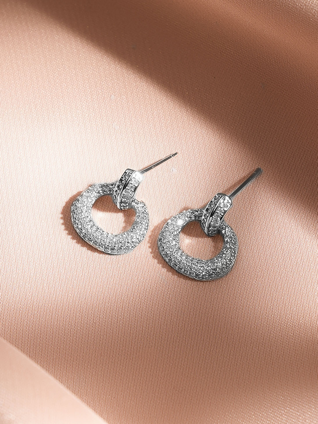 Rubans Rhodium-Plated White Crystal AD Textured Circular Loop Stud Earrings フリーサイズ