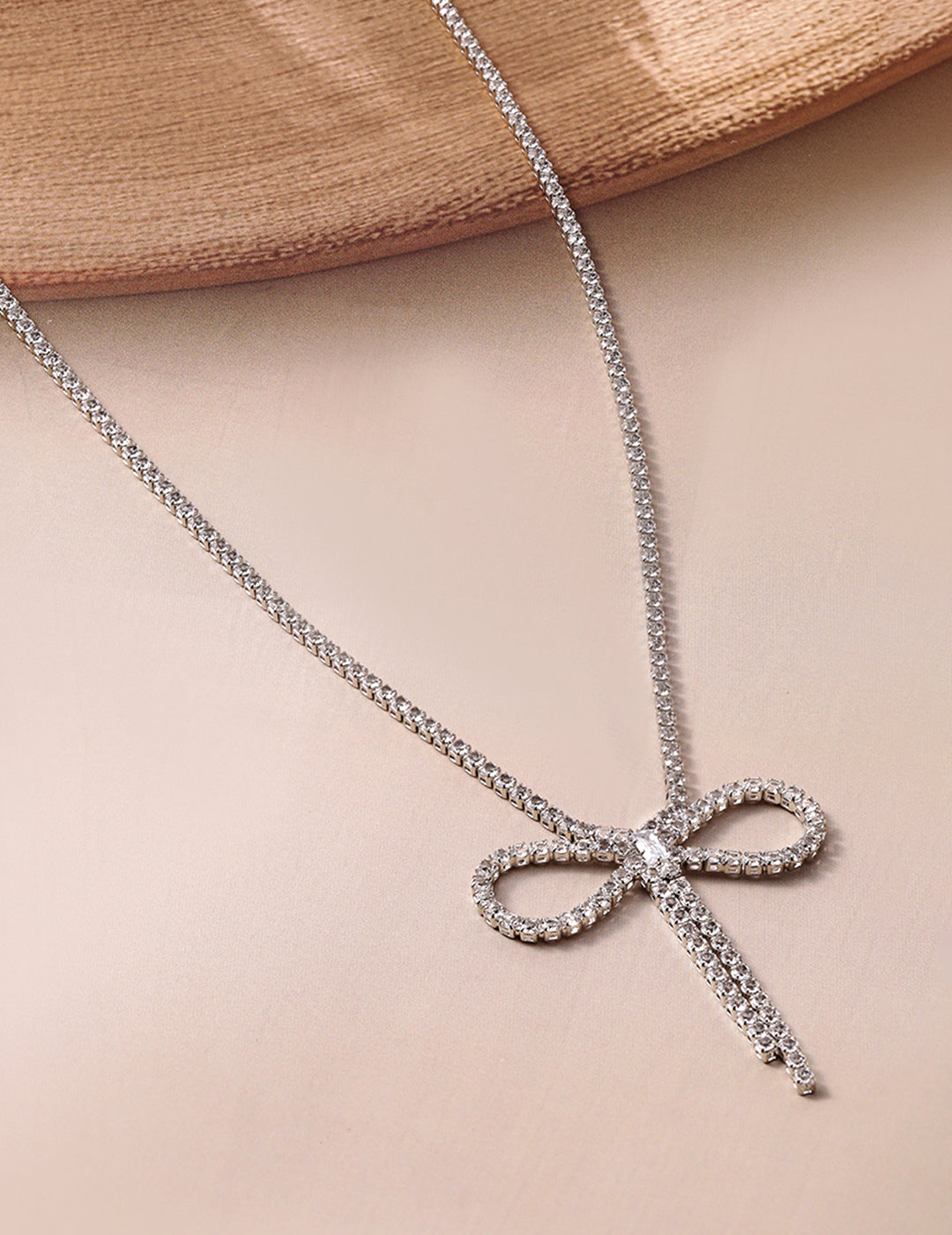 Ribbon Motif White Crystal Pendant Necklace フリーサイズ