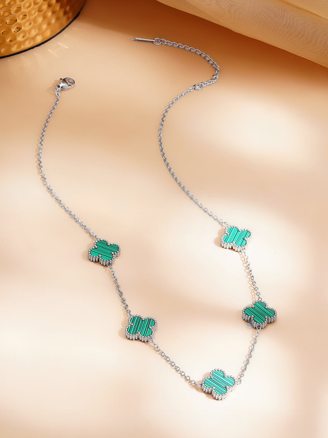 【Rubans】 Rhodium Plated Emerald Green Clover Motif Necklace｜ロジウムメッキ エメラルドグリーン クローバーモチーフ ネックレス