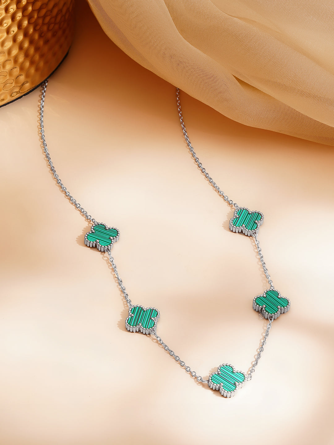 【Rubans】 Rhodium Plated Emerald Green Clover Motif Necklace｜ロジウムメッキ エメラルドグリーン クローバーモチーフ ネックレス