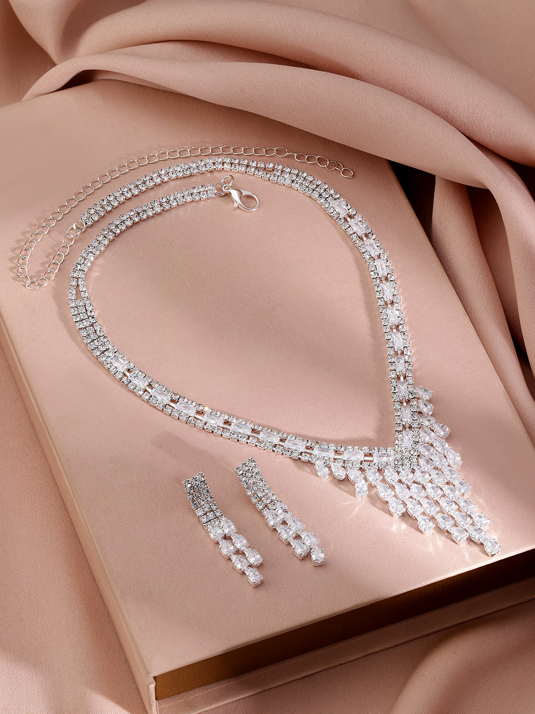 【Rubans】 Studded Necklace Set In American Diamond Zirconia｜ロジウムメッキ クリスタル AD ジルコニア V字 ネックレスセット