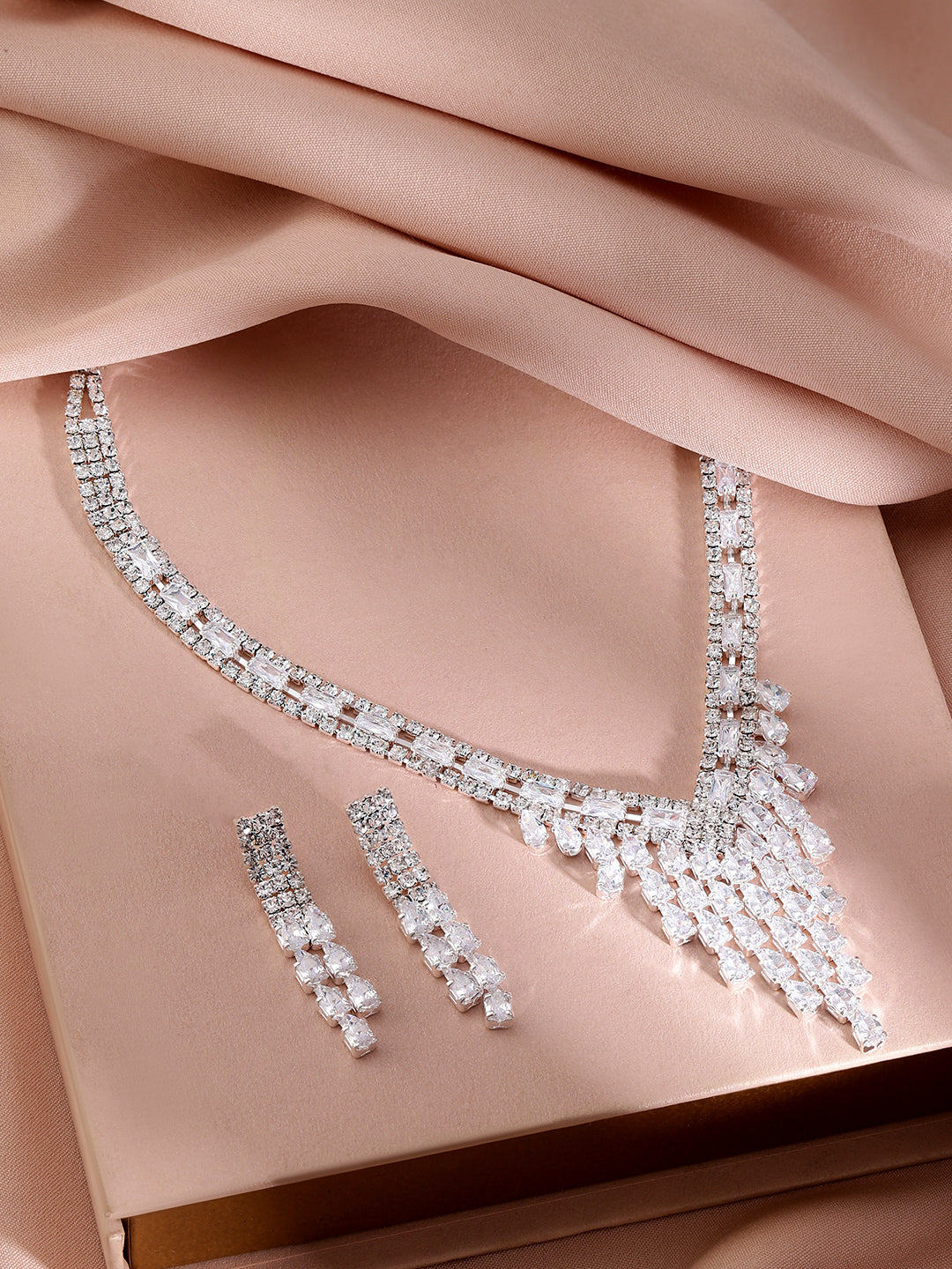 【Rubans】 Studded Necklace Set In American Diamond Zirconia｜ロジウムメッキ クリスタル AD ジルコニア V字 ネックレスセット