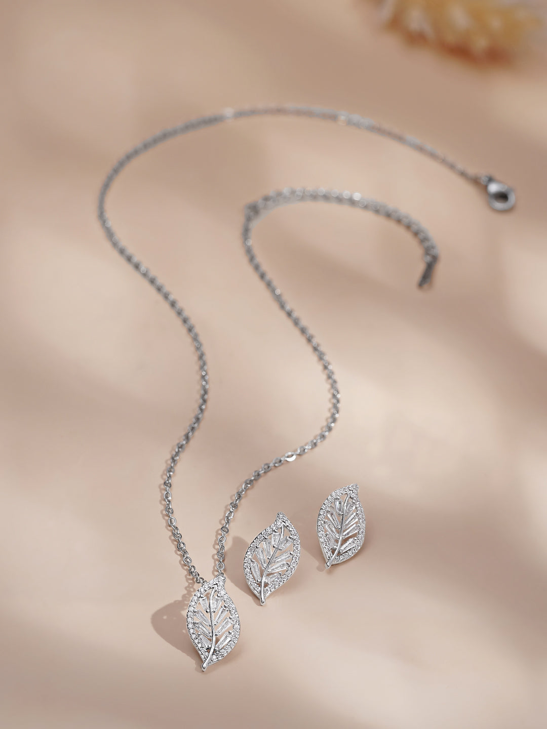 American Diamond Zirconia Leaf Design Pendant Set フリーサイズ