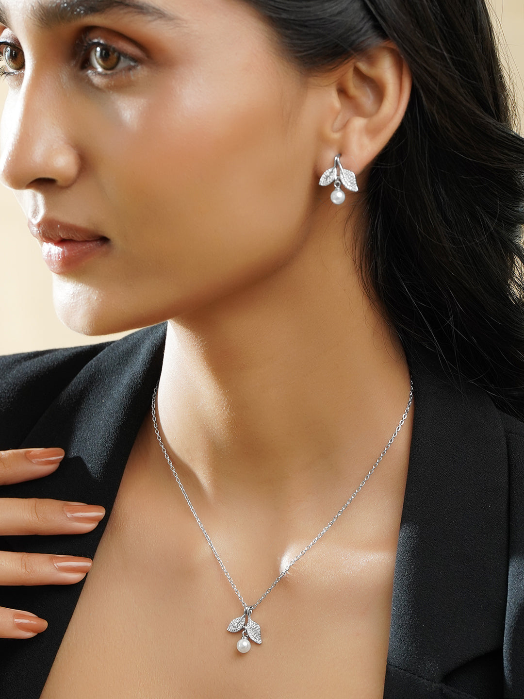Rubans Rhodium Plated Flora Pearl Drop Pendant Set with Sparkling Crystal Accents フリーサイズ