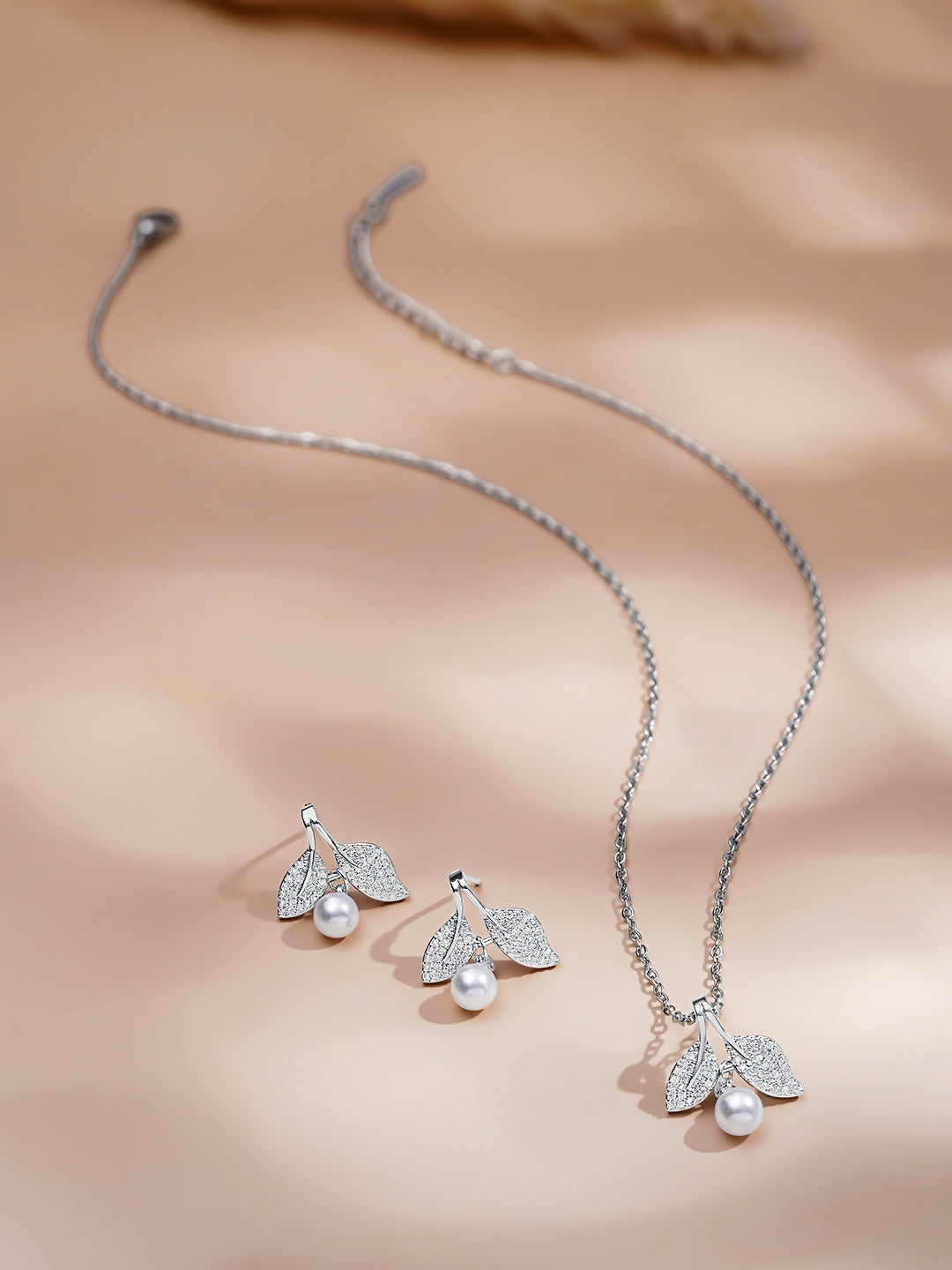 Rubans Rhodium Plated Flora Pearl Drop Pendant Set with Sparkling Crystal Accents フリーサイズ