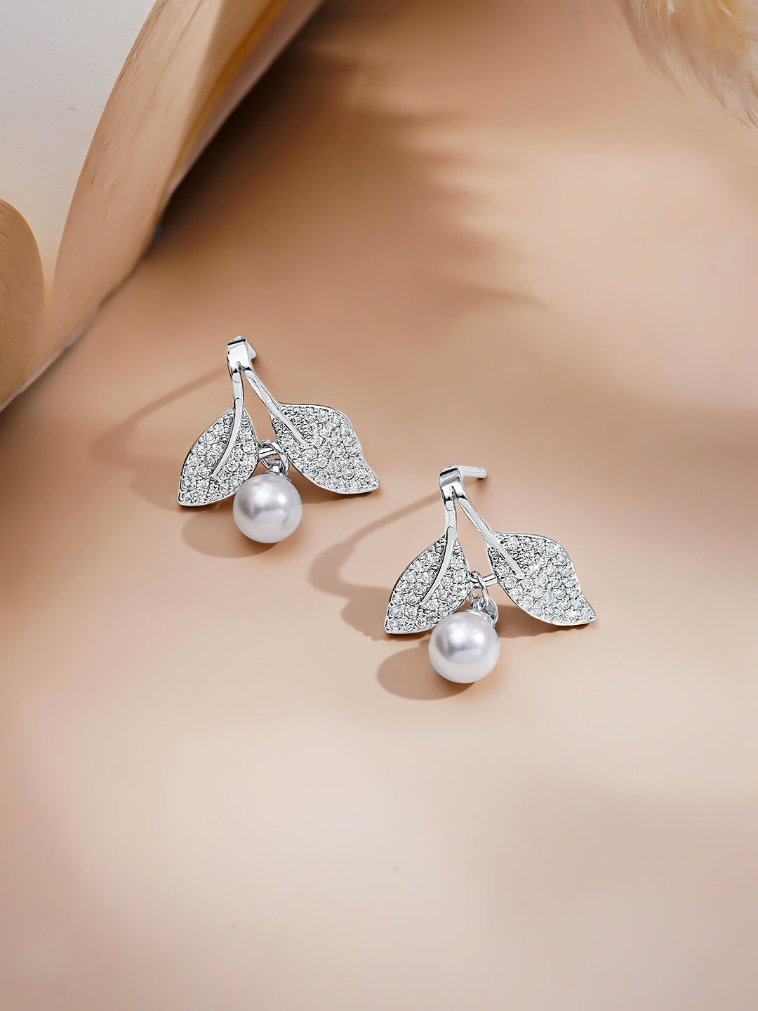 Rubans Rhodium Plated Flora Pearl Drop Pendant Set with Sparkling Crystal Accents フリーサイズ
