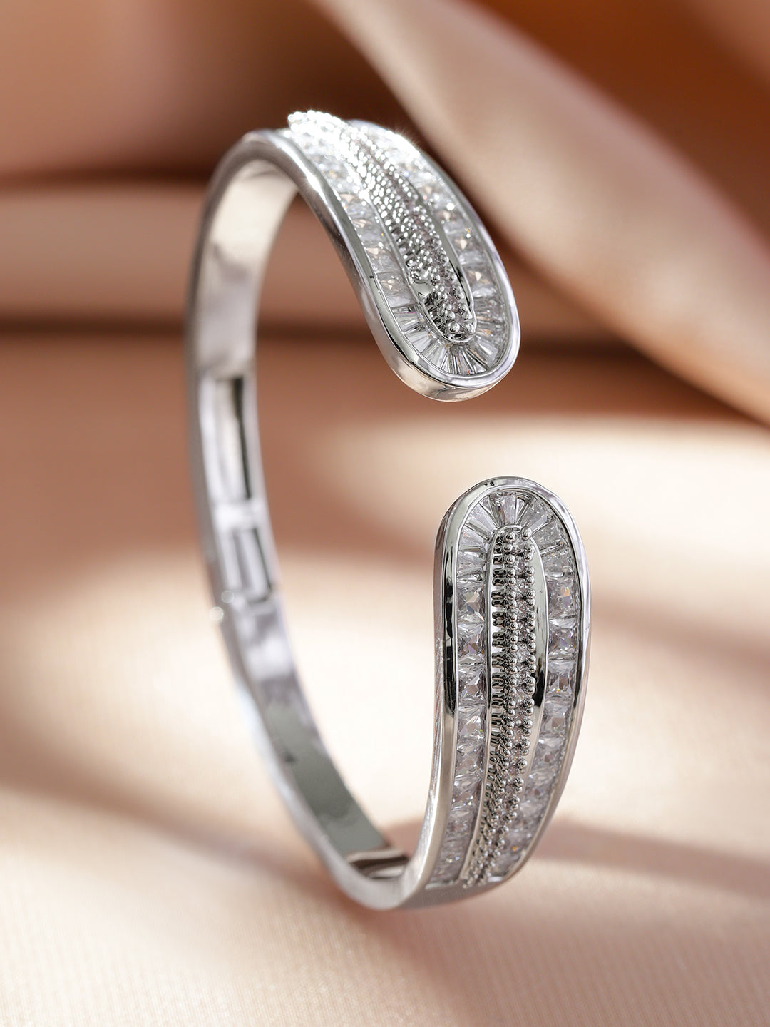 【Rubans】 Rhodium-Plated Openable Cuff Bracelet with Intricate Cubic Zirconia Detailing｜ロジウムメッキ オープナブル カフブレスレット キュービックジルコニア