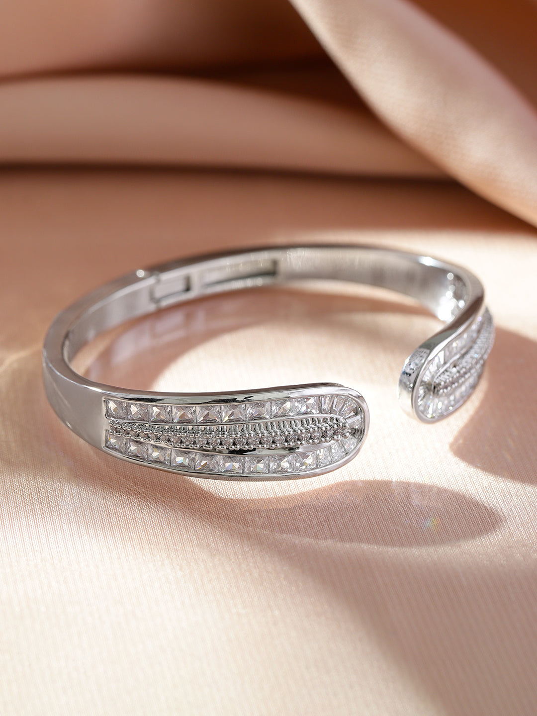【Rubans】 Rhodium-Plated Openable Cuff Bracelet with Intricate Cubic Zirconia Detailing｜ロジウムメッキ オープナブル カフブレスレット キュービックジルコニア
