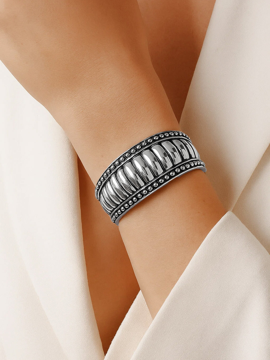 Ridged Textured Silver Toned Bracelet フリーサイズ