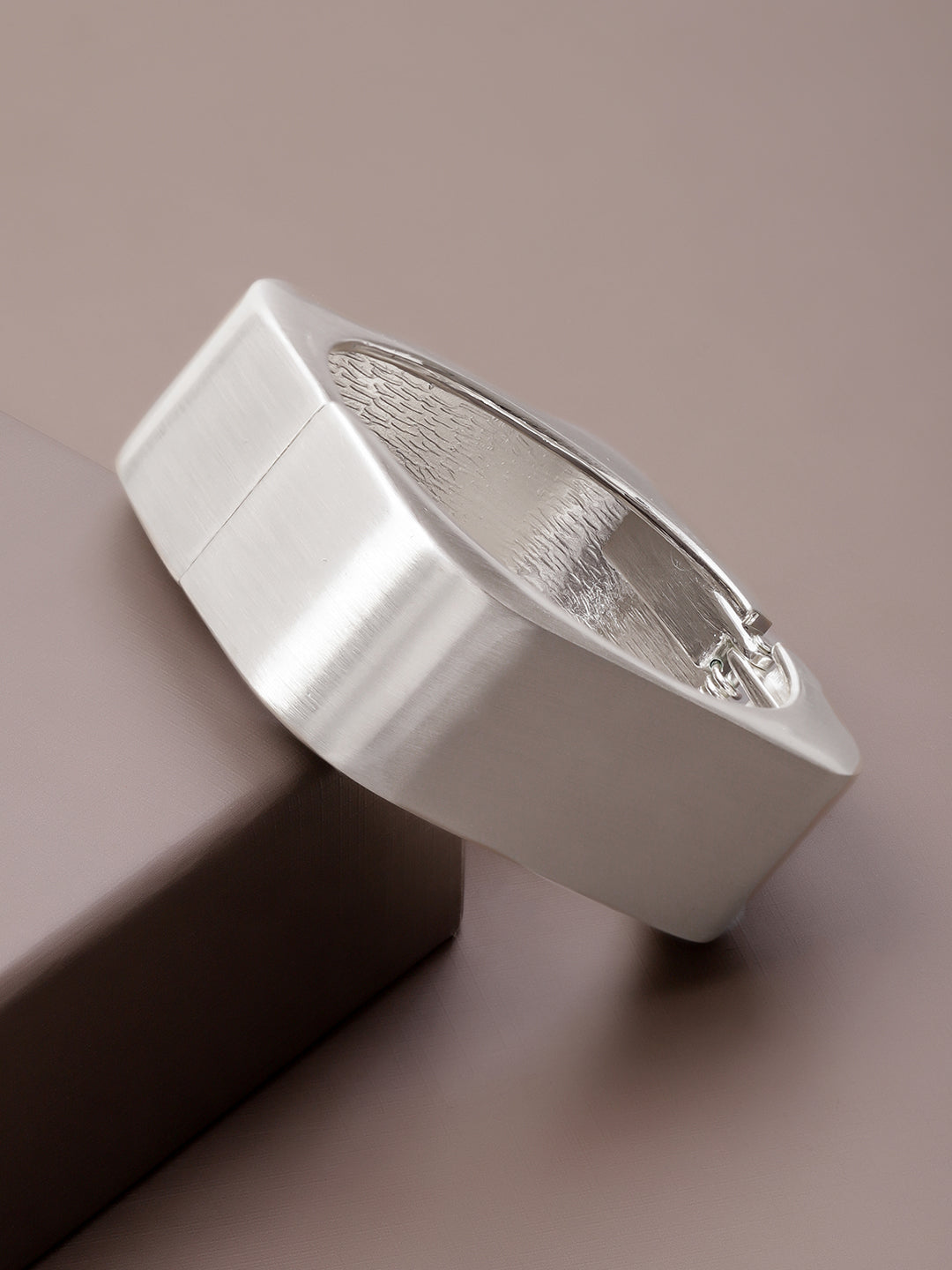 White Geometric Statement Modern Minimalist Bracelet フリーサイズ