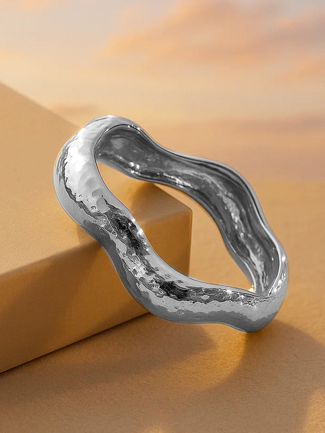 Wavy Textured Bold Statement Silver Bracelet フリーサイズ