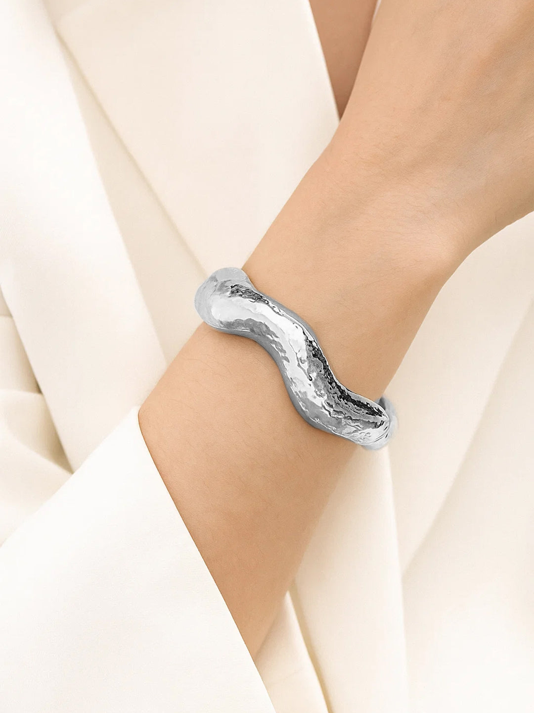 Wavy Textured Bold Statement Silver Bracelet フリーサイズ