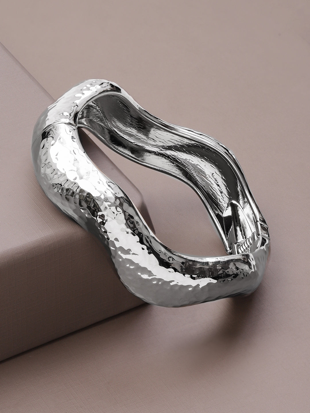 Wavy Textured Bold Statement Silver Bracelet フリーサイズ