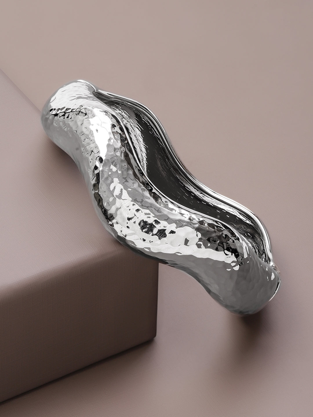 Wavy Textured Bold Statement Silver Bracelet フリーサイズ
