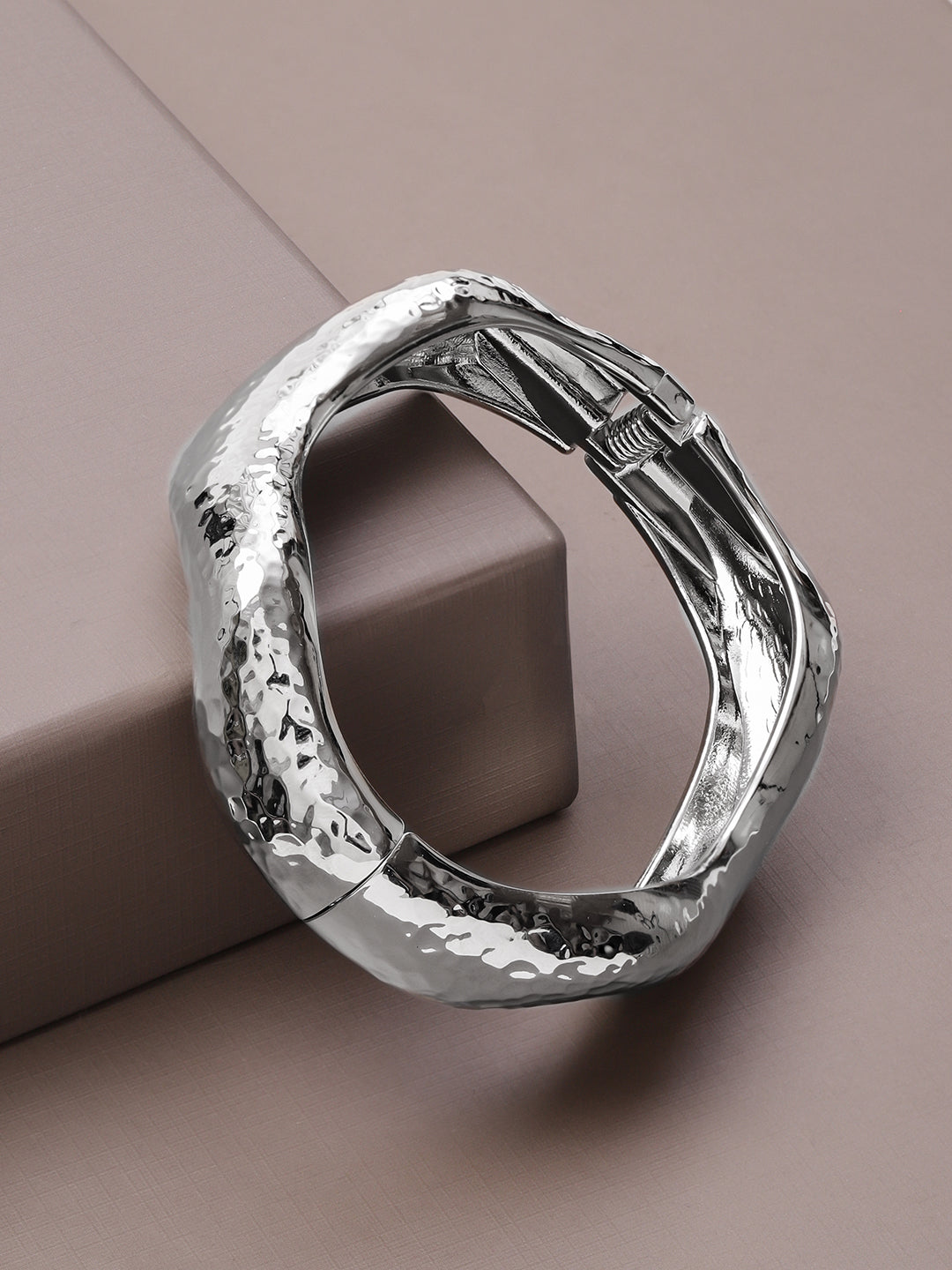 Wavy Textured Bold Statement Silver Bracelet フリーサイズ