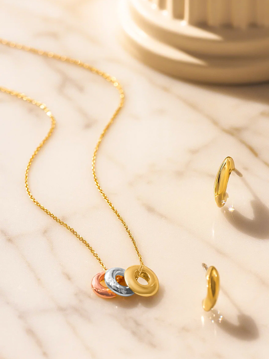 Tricolor Pendant Necklace Set With Interlinked Rings フリーサイズ