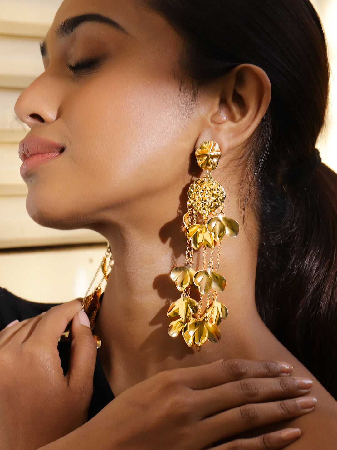 Sculpted Petals Gold Statement Dangler Earrings フリーサイズ
