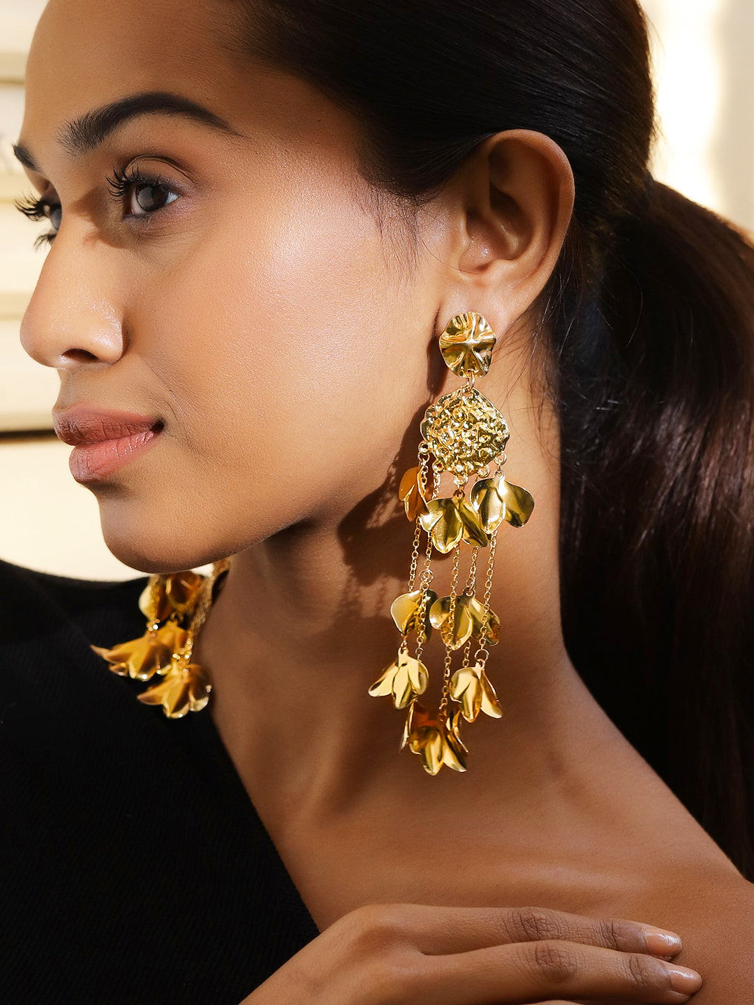 Sculpted Petals Gold Statement Dangler Earrings フリーサイズ