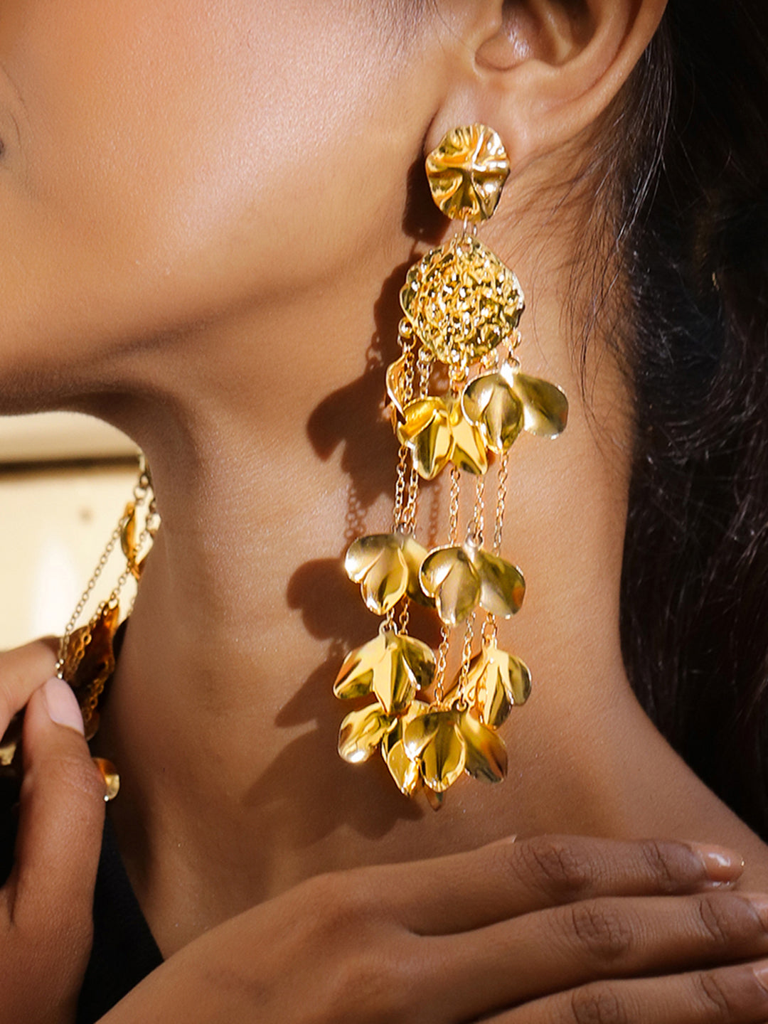 Sculpted Petals Gold Statement Dangler Earrings フリーサイズ