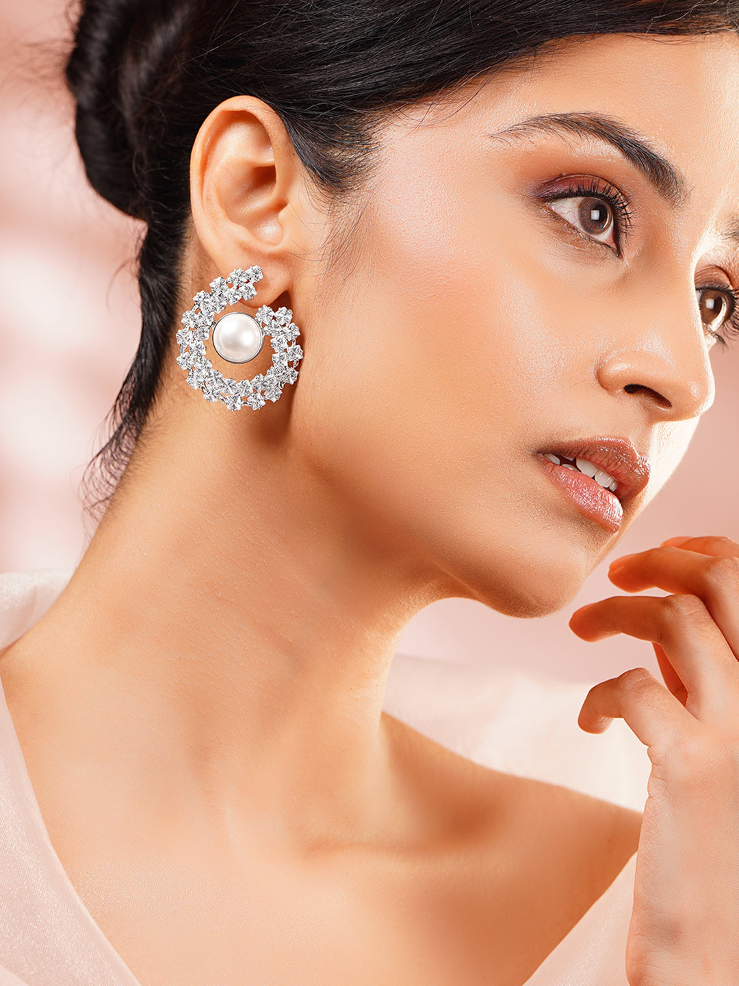 【Rubans】 Rhodium Plated Crescent Bloom Pearl Stud Earrings｜ロジウムメッキ クレセント ブルーム パール スタッドイヤリング