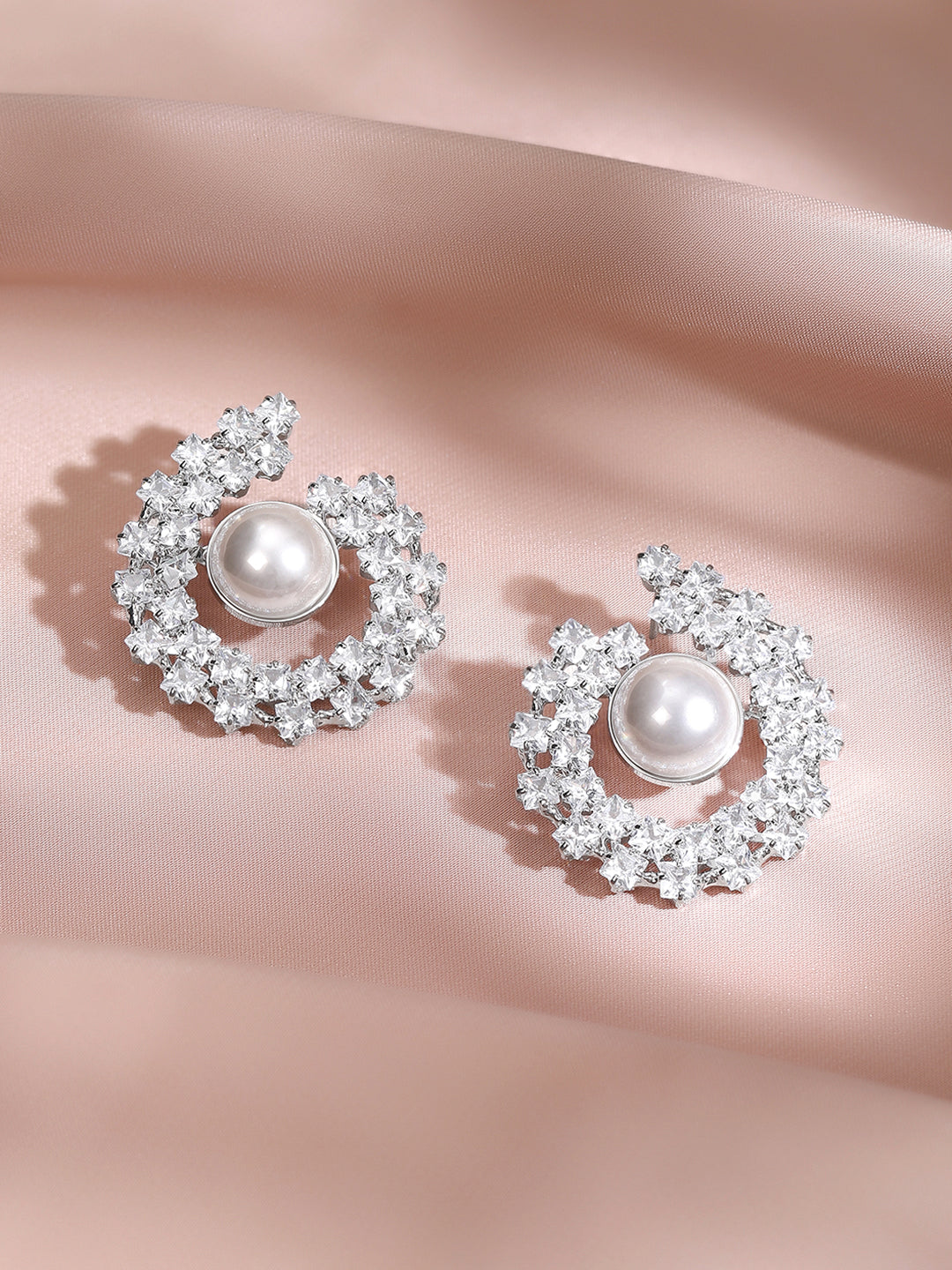 【Rubans】 Rhodium Plated Crescent Bloom Pearl Stud Earrings｜ロジウムメッキ クレセント ブルーム パール スタッドイヤリング