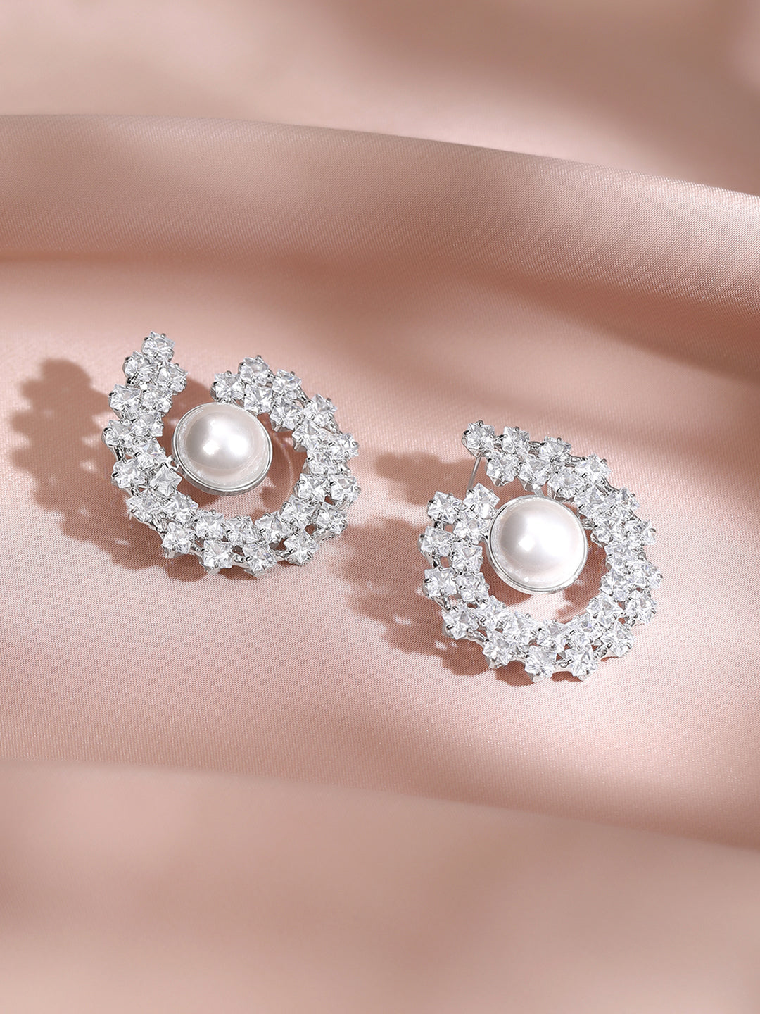 【Rubans】 Rhodium Plated Crescent Bloom Pearl Stud Earrings｜ロジウムメッキ クレセント ブルーム パール スタッドイヤリング