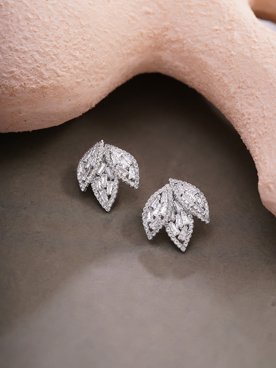 【Rubans】 Rhodium Plated Crystal Leaf Cluster Stud Earrings｜ロジウムメッキ クリスタル リーフクラスター スタッドイヤリング