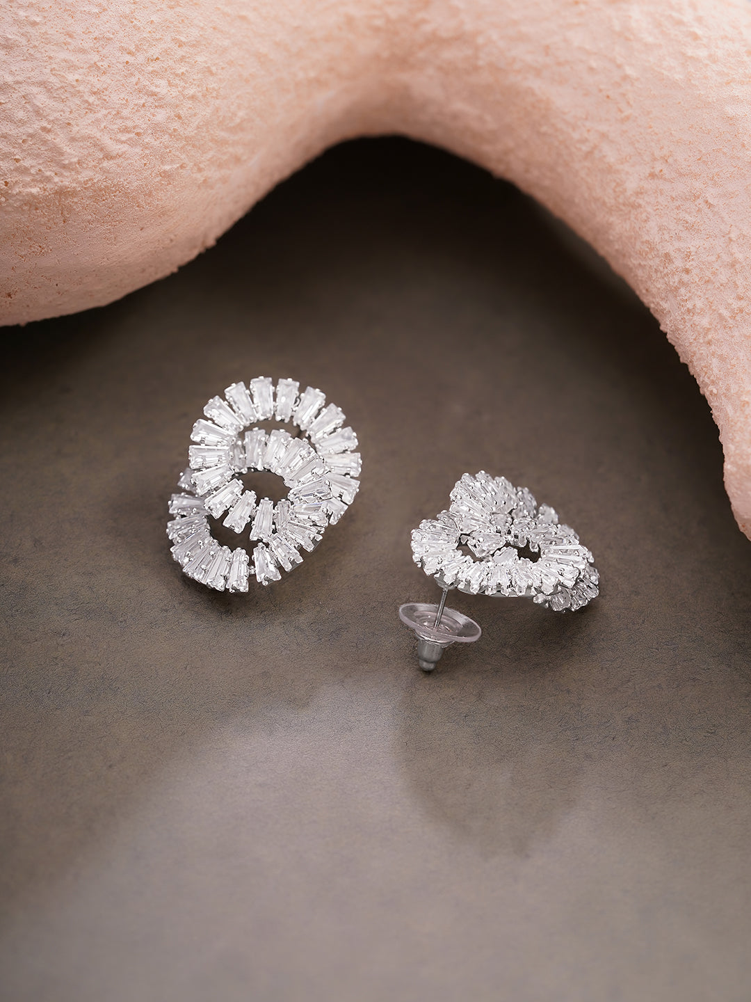【Rubans】 Rhodium Plated Crystal Swirl Stud Earrings｜ロジウムメッキ クリスタル スワール スタッドイヤリング