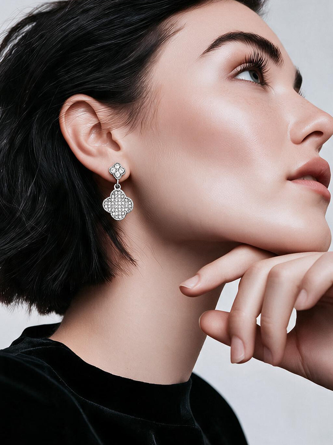 【Rubans】 Rhodium Plated Crystal Clover Charm Drop Earrings｜ロジウムメッキ クリスタル クローバーチャーム ドロップイヤリング