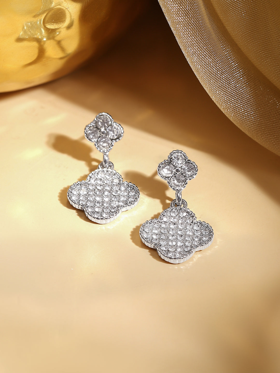【Rubans】 Rhodium Plated Crystal Clover Charm Drop Earrings｜ロジウムメッキ クリスタル クローバーチャーム ドロップイヤリング