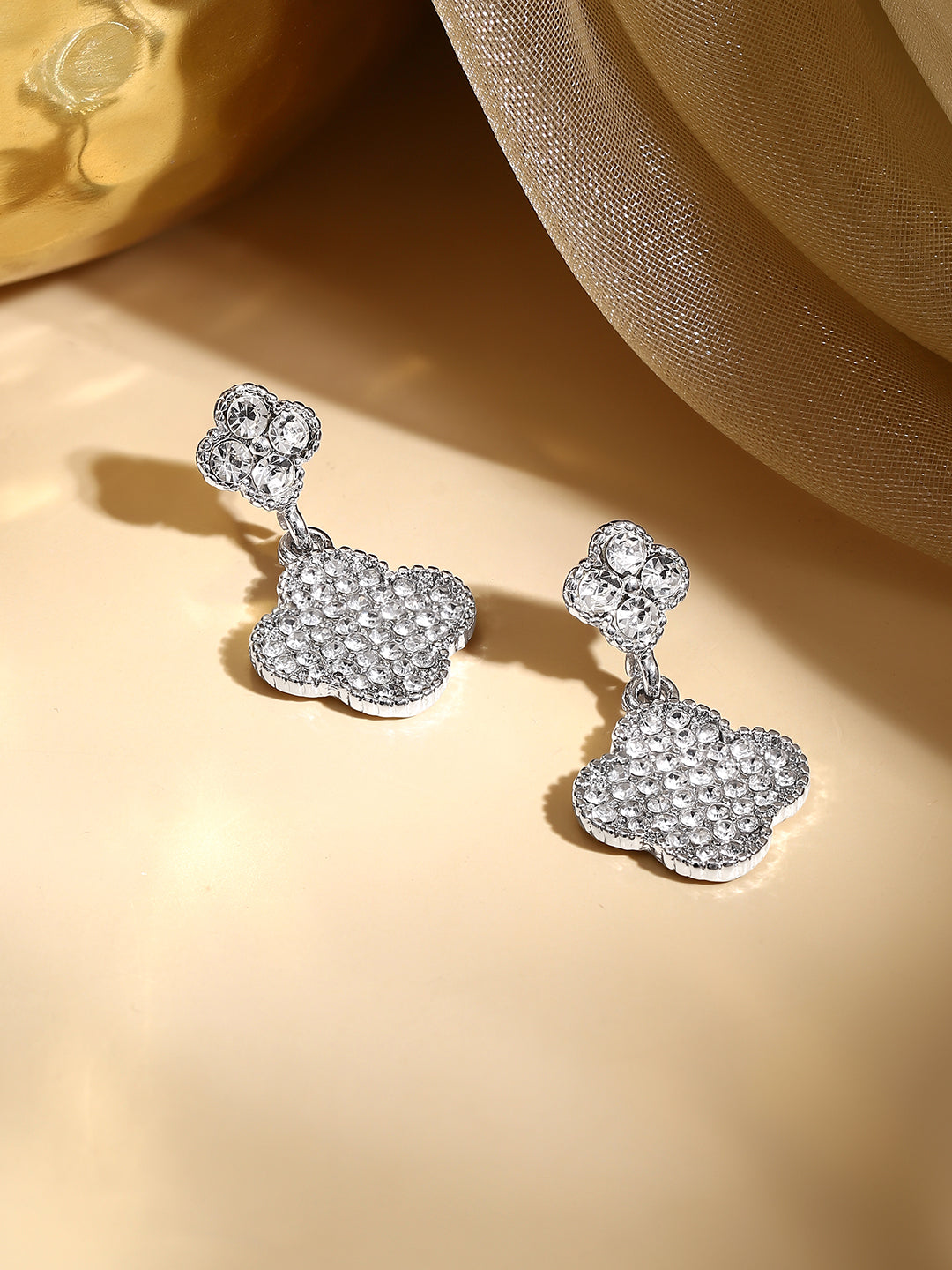 【Rubans】 Rhodium Plated Crystal Clover Charm Drop Earrings｜ロジウムメッキ クリスタル クローバーチャーム ドロップイヤリング