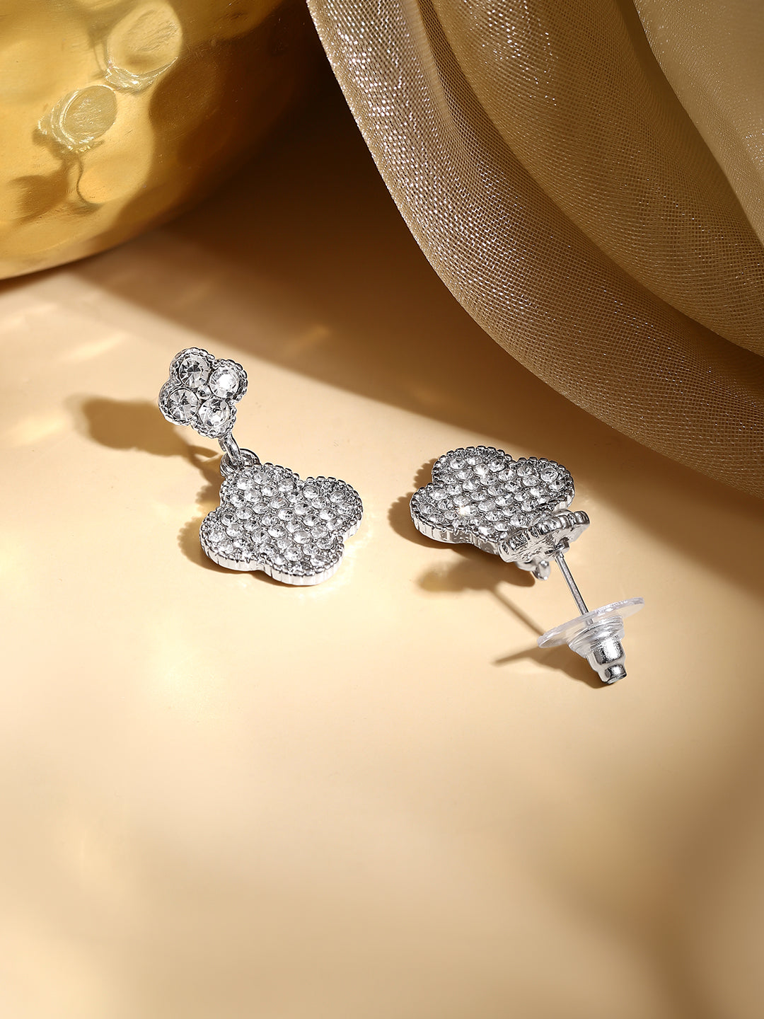 【Rubans】 Rhodium Plated Crystal Clover Charm Drop Earrings｜ロジウムメッキ クリスタル クローバーチャーム ドロップイヤリング