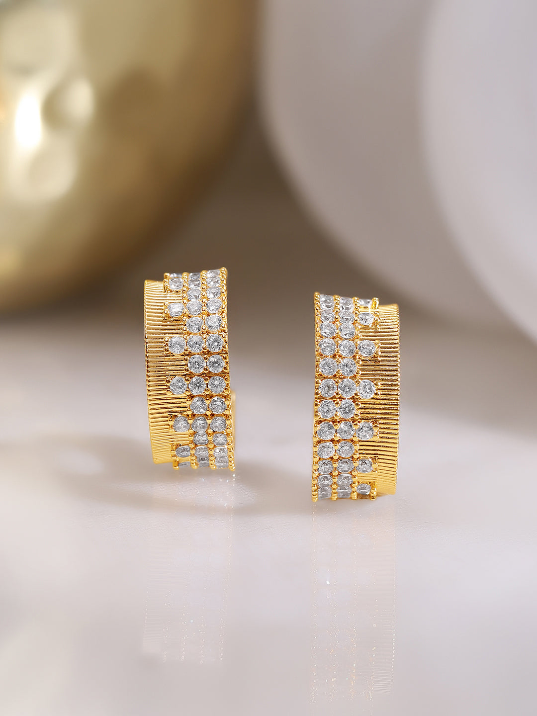 【Rubans】 Gold Plated Pave Crystal Statement Hoop Earrings｜ゴールドメッキ パヴェクリスタル ステートメント フープイヤリング