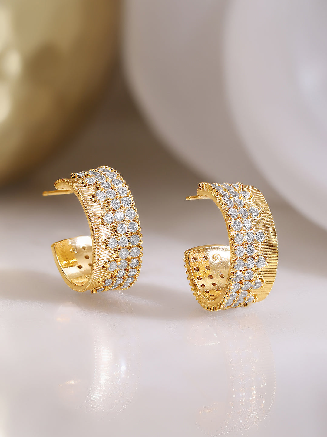 【Rubans】 Gold Plated Pave Crystal Statement Hoop Earrings｜ゴールドメッキ パヴェクリスタル ステートメント フープイヤリング