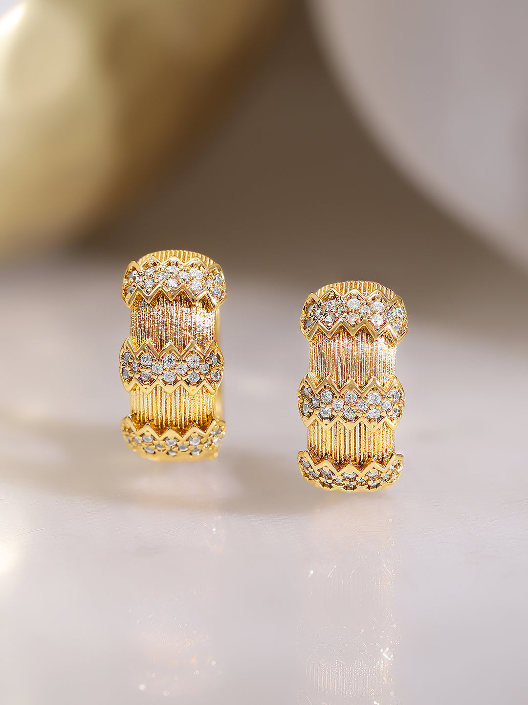 【Rubans】 Gold Plated American Diamond Zirconia Zigzag Textured Hoop Earrings｜ゴールドメッキ アメリカンダイヤモンド ジルコニア ジグザグ テクスチャード フープイヤリング
