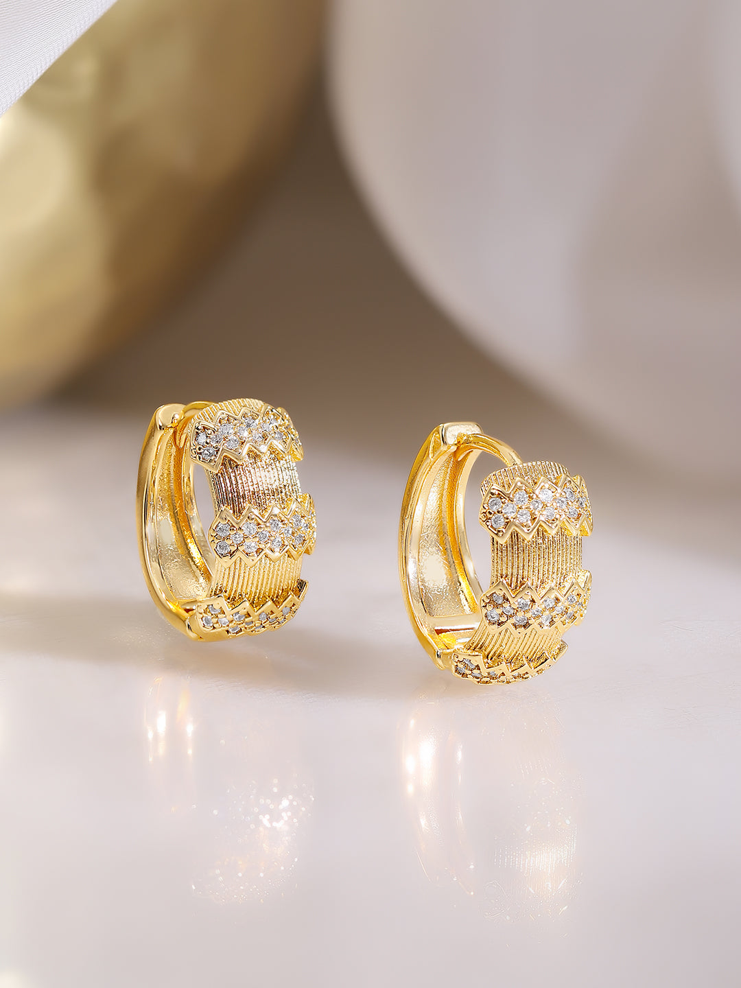 【Rubans】 Gold Plated American Diamond Zirconia Zigzag Textured Hoop Earrings｜ゴールドメッキ アメリカンダイヤモンド ジルコニア ジグザグ テクスチャード フープイヤリング