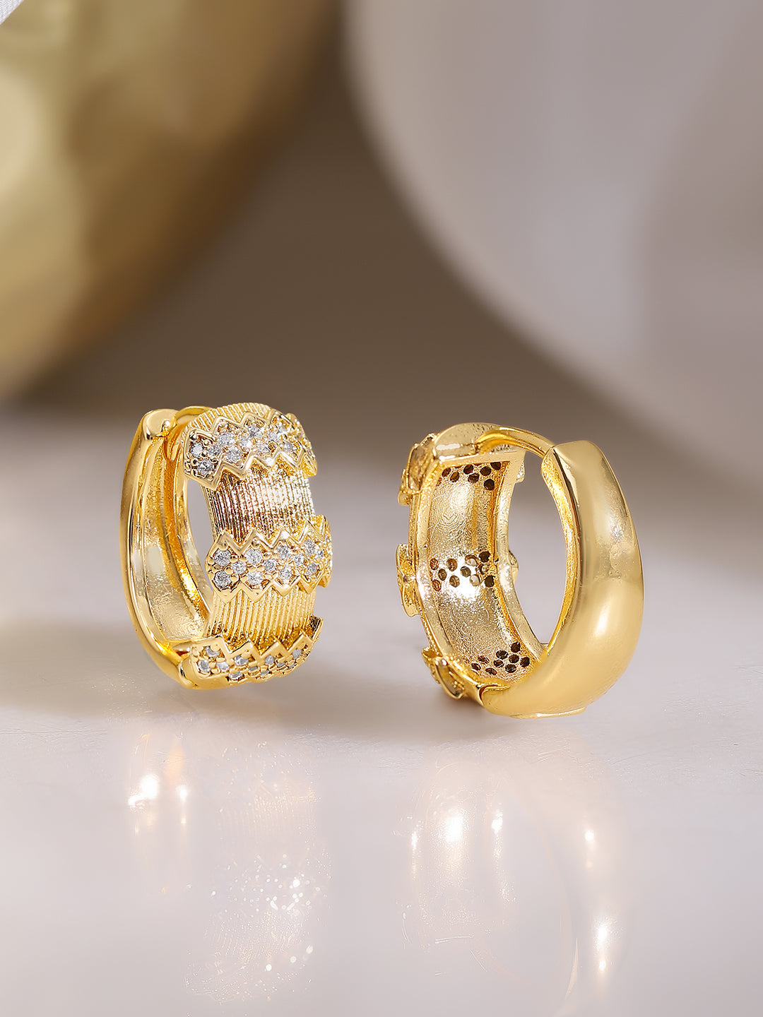 【Rubans】 Gold Plated American Diamond Zirconia Zigzag Textured Hoop Earrings｜ゴールドメッキ アメリカンダイヤモンド ジルコニア ジグザグ テクスチャード フープイヤリング