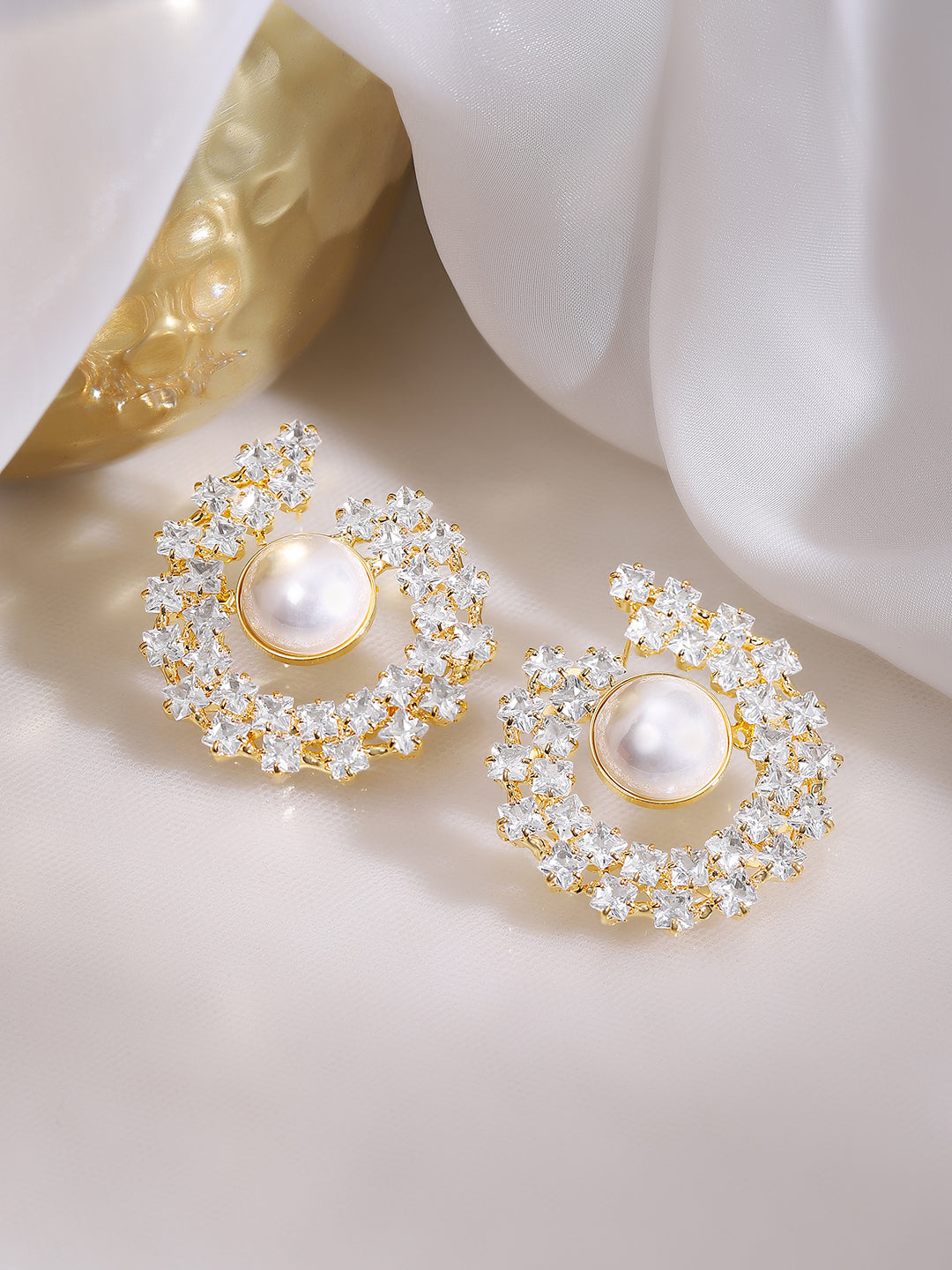 【Rubans】 Gold Plated Crescent Bloom Pearl Stud Earrings｜ゴールドメッキ クレセント ブルーム パール スタッドイヤリング