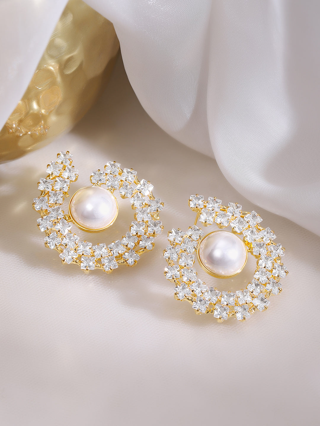 【Rubans】 Gold Plated Crescent Bloom Pearl Stud Earrings｜ゴールドメッキ クレセント ブルーム パール スタッドイヤリング