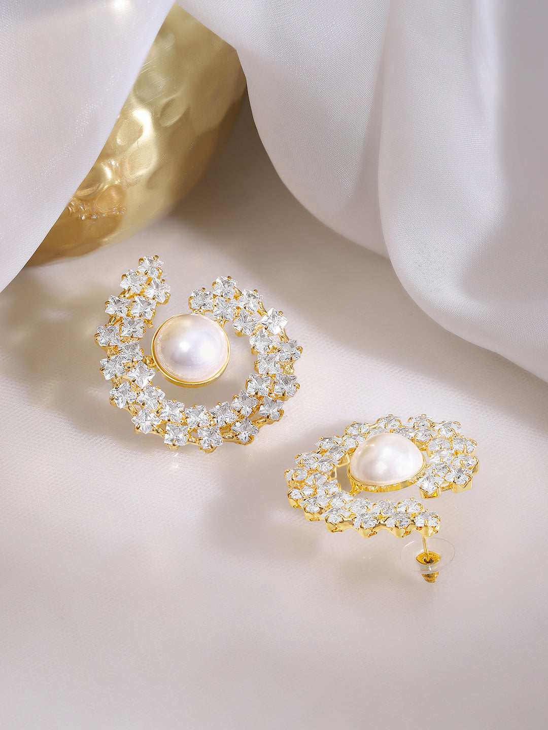 【Rubans】 Gold Plated Crescent Bloom Pearl Stud Earrings｜ゴールドメッキ クレセント ブルーム パール スタッドイヤリング