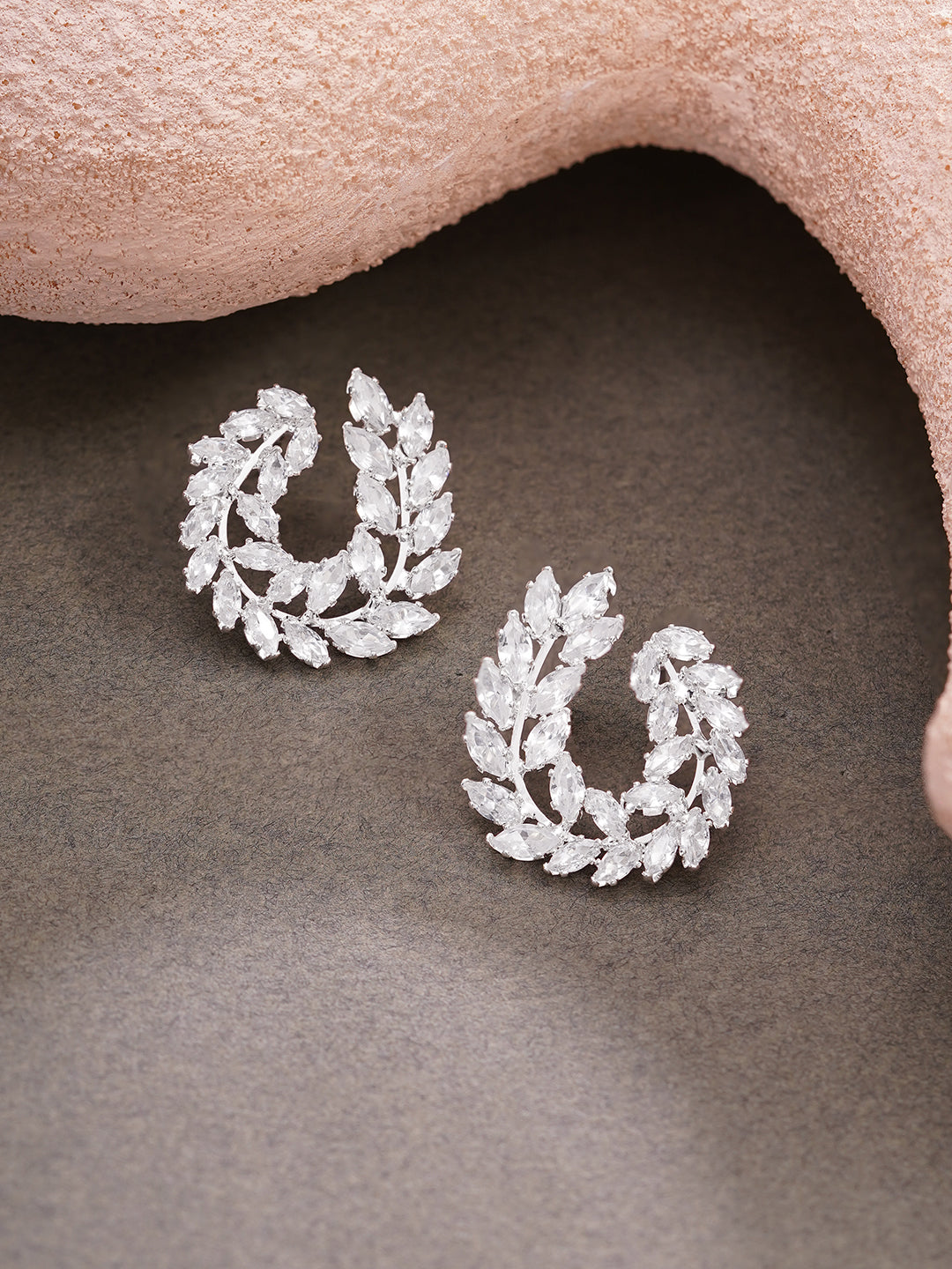 【Rubans】 Rhodium Plated Crystal Leaf Wreath Stud Earrings｜ロジウムメッキ クリスタル リーフリース スタッドイヤリング