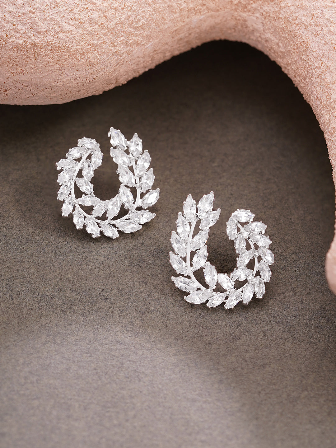 【Rubans】 Rhodium Plated Crystal Leaf Wreath Stud Earrings｜ロジウムメッキ クリスタル リーフリース スタッドイヤリング