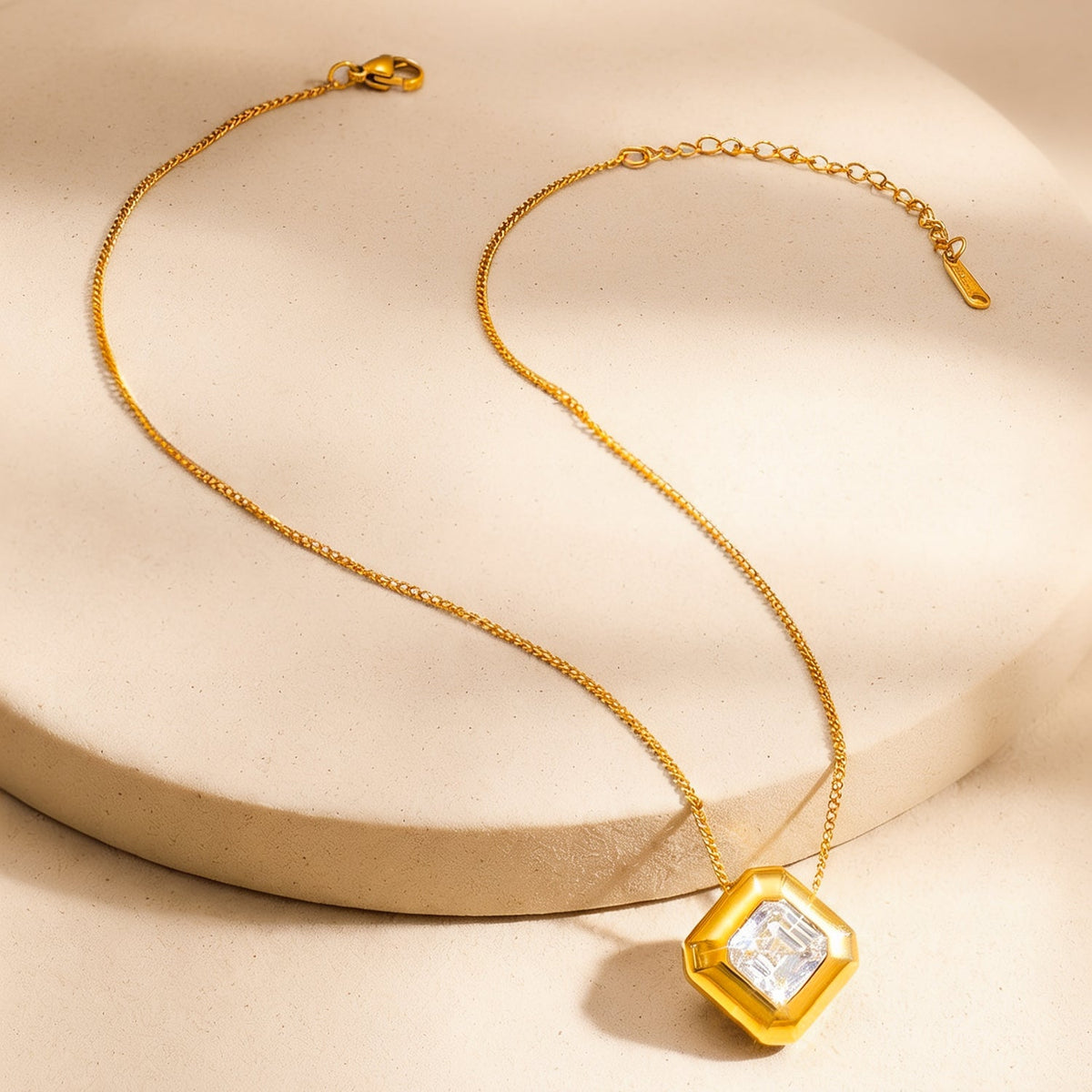 Demi Fine 18K Gold Plated Stainless Steel Geometric Crystal Pendant Necklace フリーサイズ
