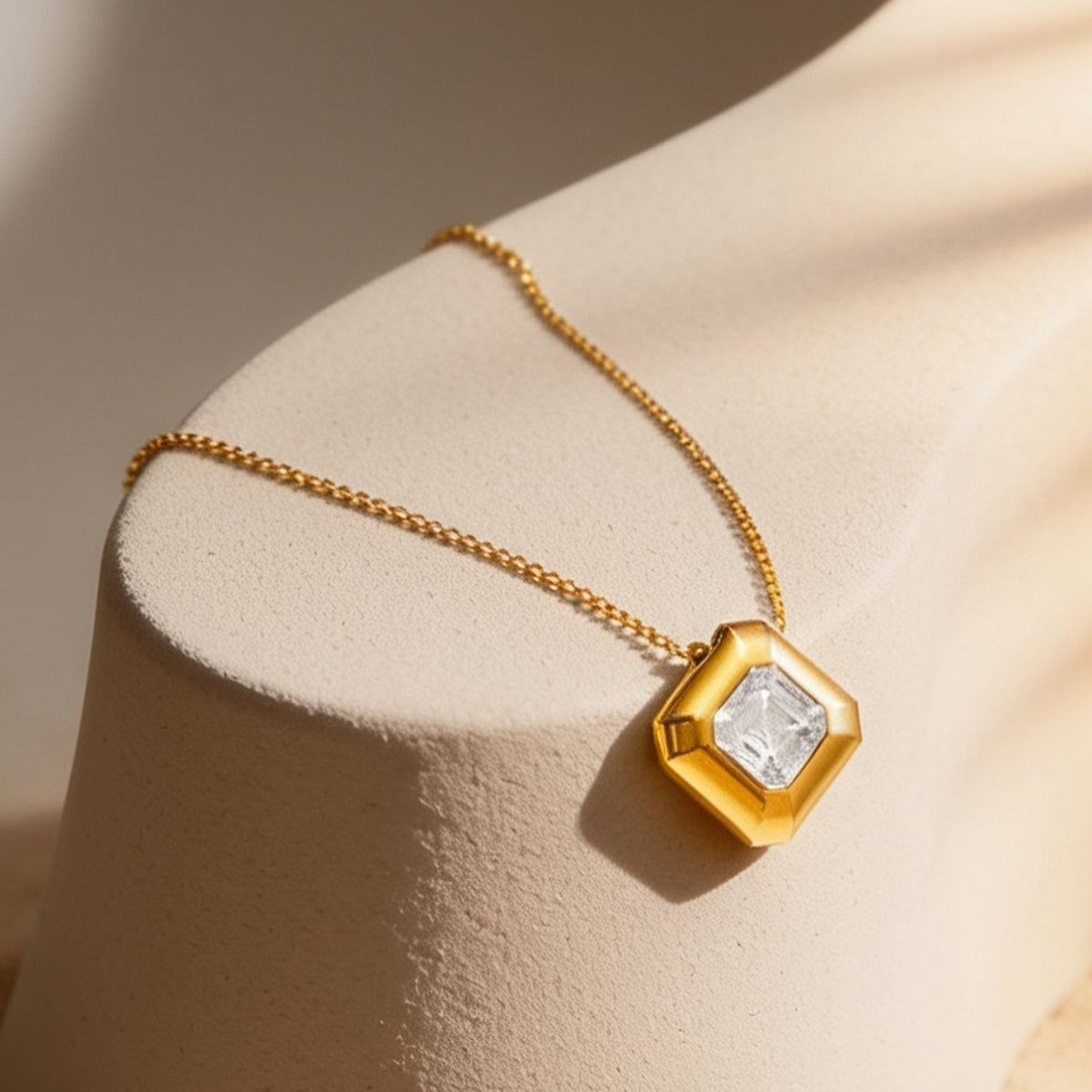 Demi Fine 18K Gold Plated Stainless Steel Geometric Crystal Pendant Necklace フリーサイズ