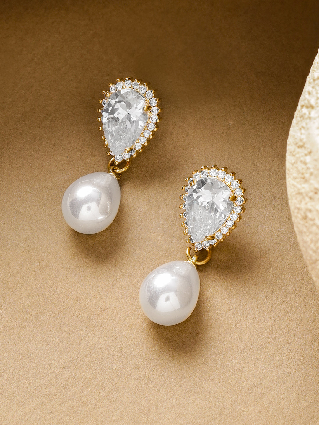 Crystal Studded Pearl Drop Earrings フリーサイズ