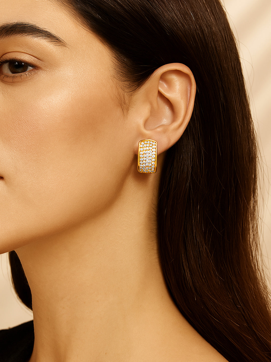 【Rubans】 White Studded Gold Toned Huggie Earrings｜ホワイトストーン ゴールドトーン ハギーイヤリング