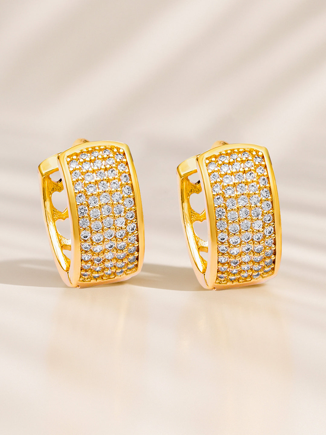 【Rubans】 White Studded Gold Toned Huggie Earrings｜ホワイトストーン ゴールドトーン ハギーイヤリング