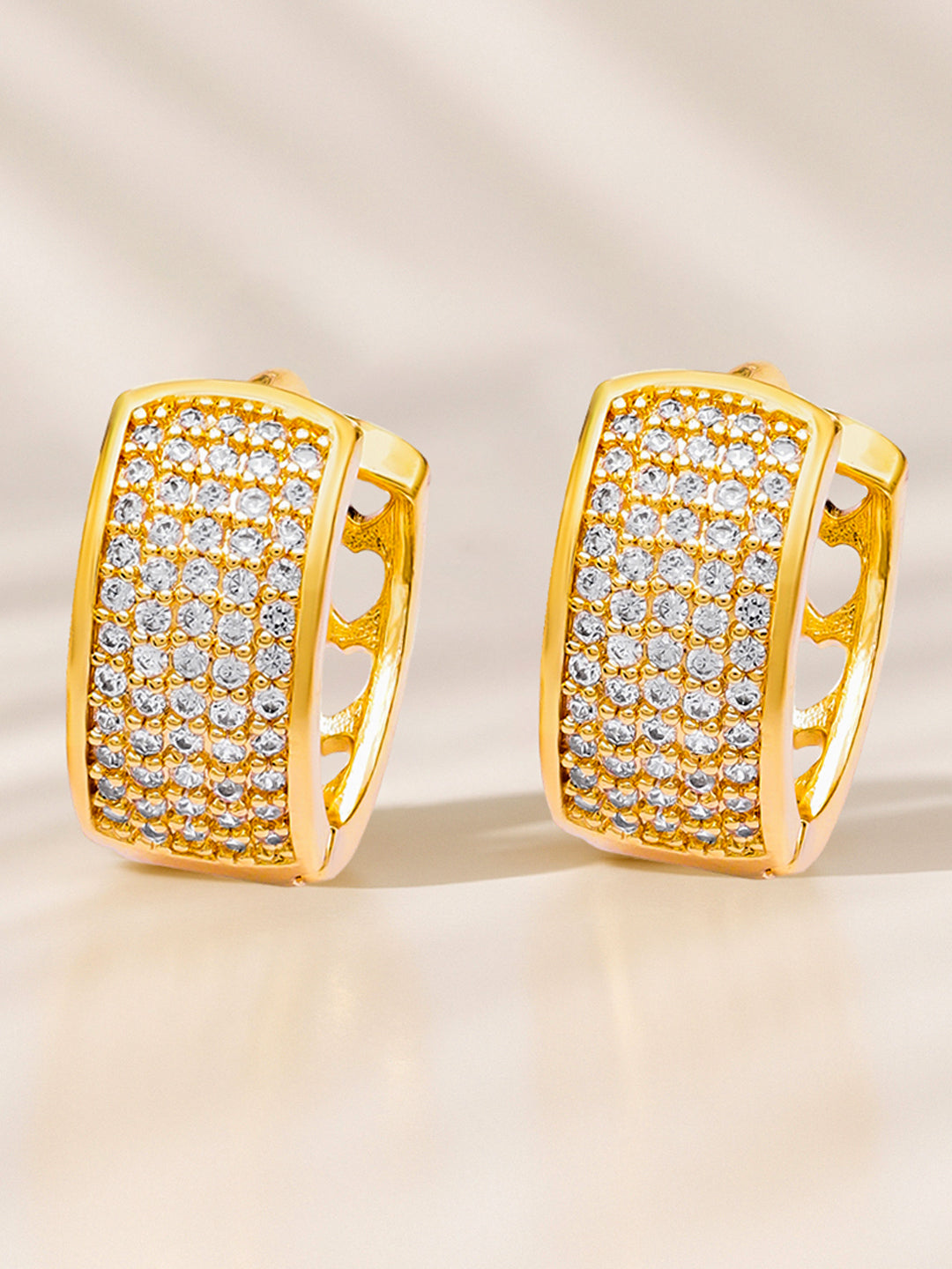 【Rubans】 White Studded Gold Toned Huggie Earrings｜ホワイトストーン ゴールドトーン ハギーイヤリング
